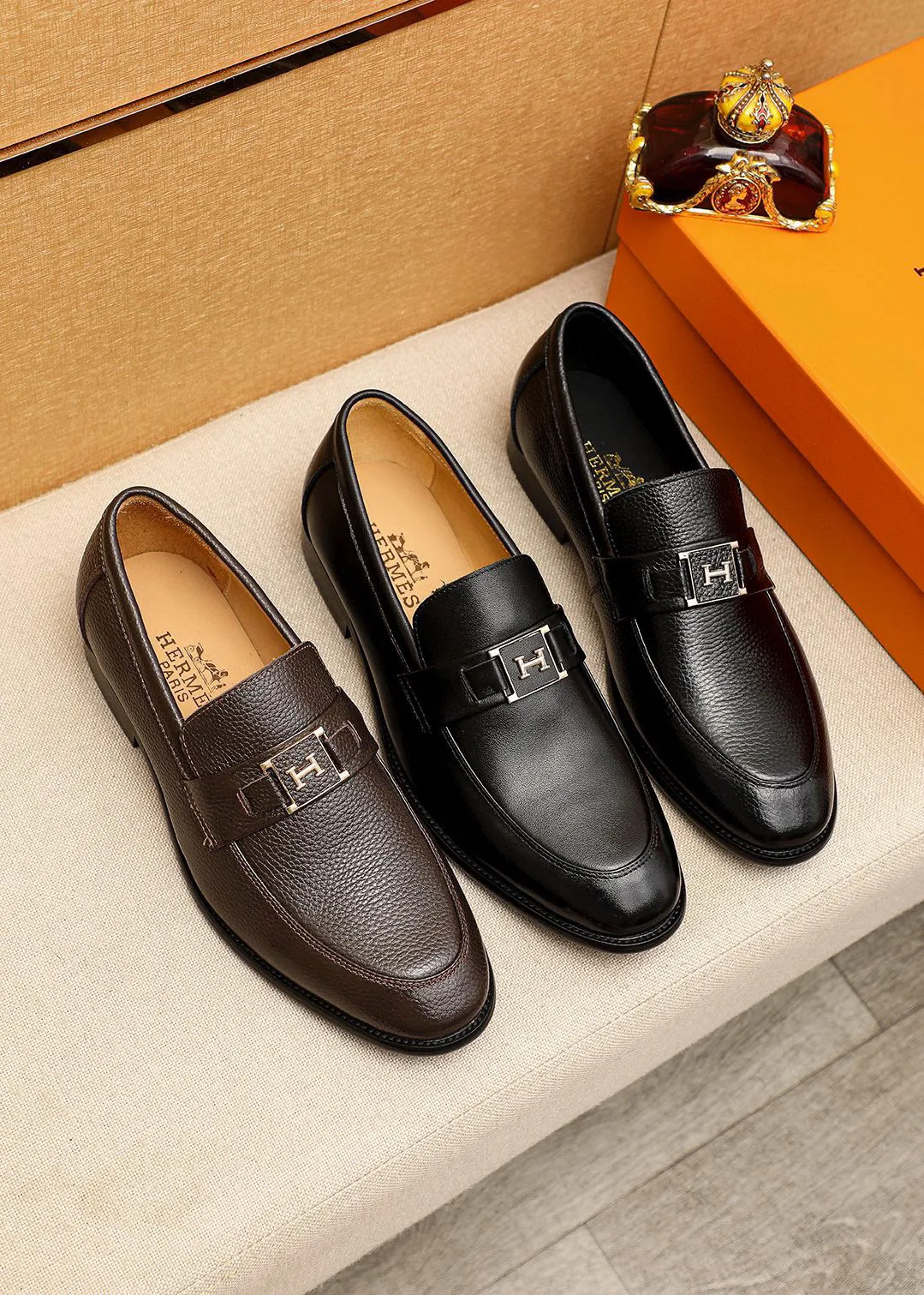 Men's shoes 💰442 💐 Product trademark: HERMES "Hermès" casual leather shoes Regular size: 38-44 (45🉑️customized) Product materials: Selected imported first-layer pebbled calfskin upper + luxury hardware buckle, imported water-dyed 🐂 cowhide lining. Strong three-dimensional visual effect, combined outsole Color: 2⃣️colors available